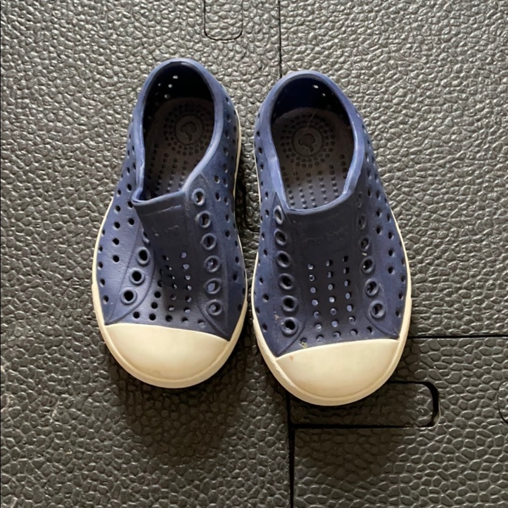 Native shoes size 5